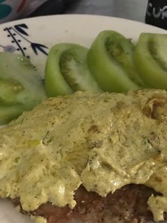 Una foto de Filete de pescado con couli de cebolla y curry