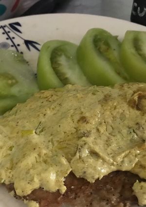 Una foto de Filete de pescado con couli de cebolla y curry