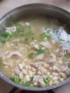 Una foto de Frijoles blancos con trozos de cerdo