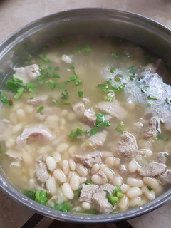 Una foto de Frijoles blancos con trozos de cerdo