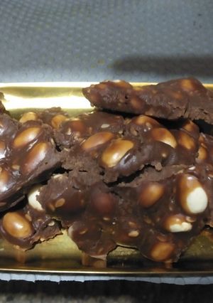 मूंगफली चॉकलेट चिक्की(Moongfali chocolate chikki recipe in Hindi) रेसिपी मुख्य फोटो