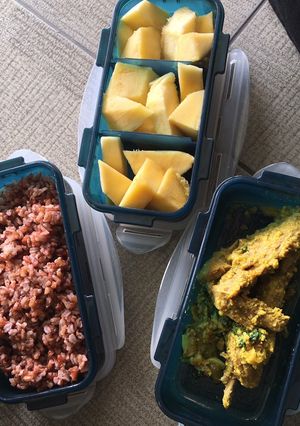 Foto resep Bekal sehat Ayam kuning kemangi ungkep + Manggo