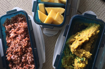 Anti Ribet, Bikin Bekal sehat Ayam kuning kemangi ungkep + Manggo Bahan Sederhana