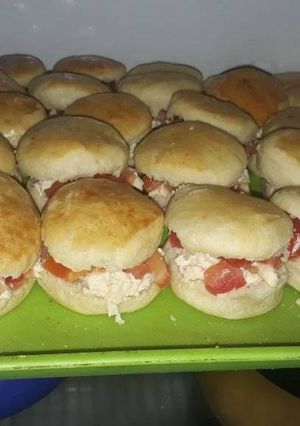 Una foto de Sándwich de pollo y tomate