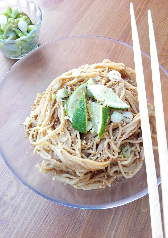 Una foto de Noodles asiáticos con salsa de cacahuetes