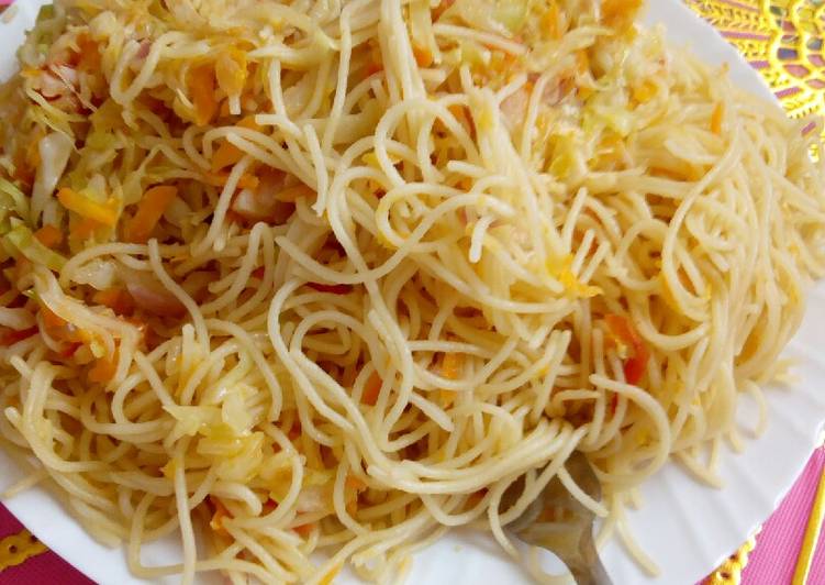 Spaghetti with steamed cabbage