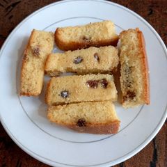A picture of Vanilla cake with raisens 🍰🍰🧀.
