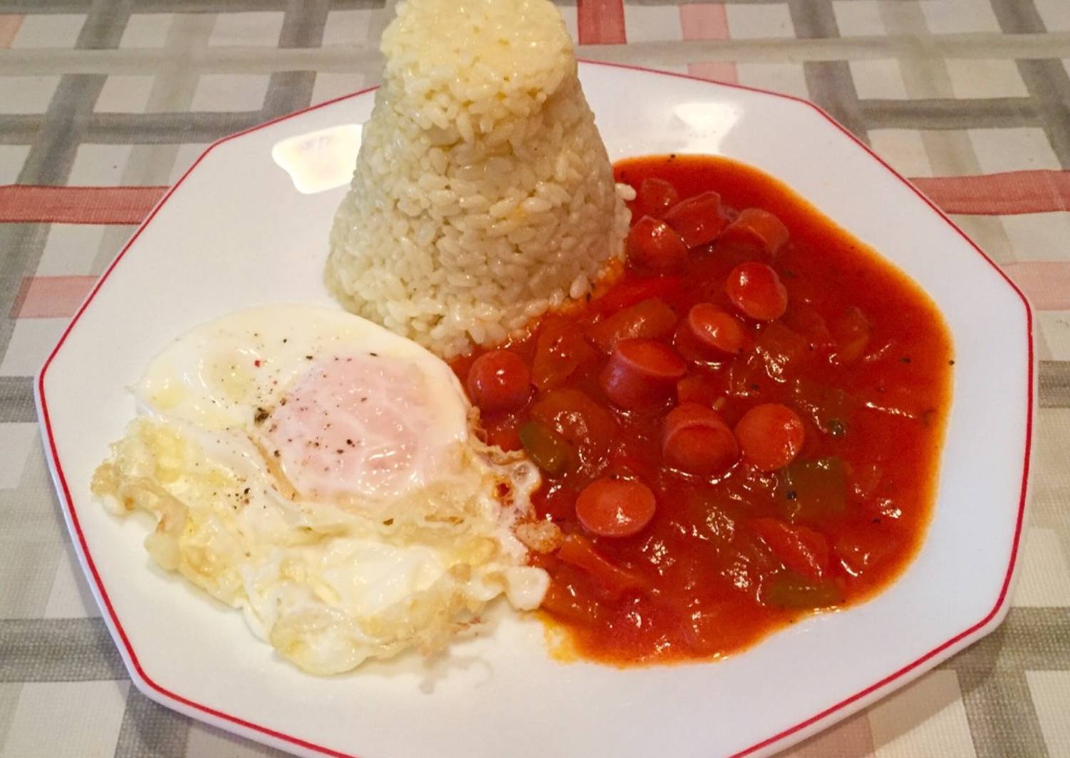 Arroz a la cubana con salsa de tomate picante, salchichas y verduras Arroz a la cubana con salsa de tomate picante, salchichas y verduras