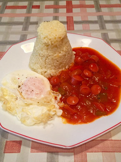 Una foto de Arroz a la cubana con salsa de tomate picante, salchichas y verduras