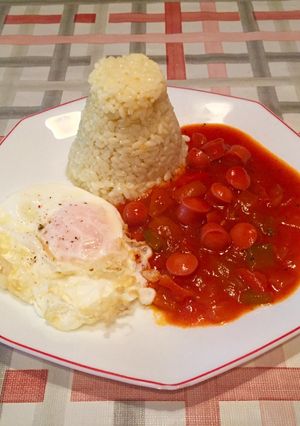 Una foto de Arroz a la cubana con salsa de tomate picante, salchichas y verduras