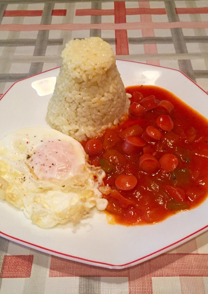 Una foto de Arroz a la cubana con salsa de tomate picante, salchichas y verduras