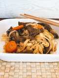 Noodles de arroz con ternera y champiñones