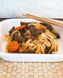 Noodles de arroz con ternera y champiñones