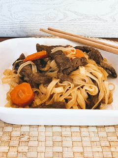 Una foto de Noodles de arroz con ternera y champiñones