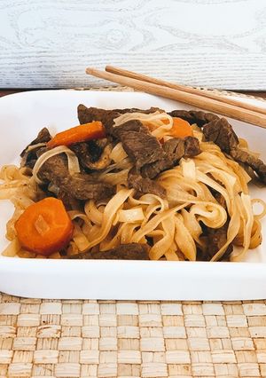 Una foto de Noodles de arroz con ternera y champiñones