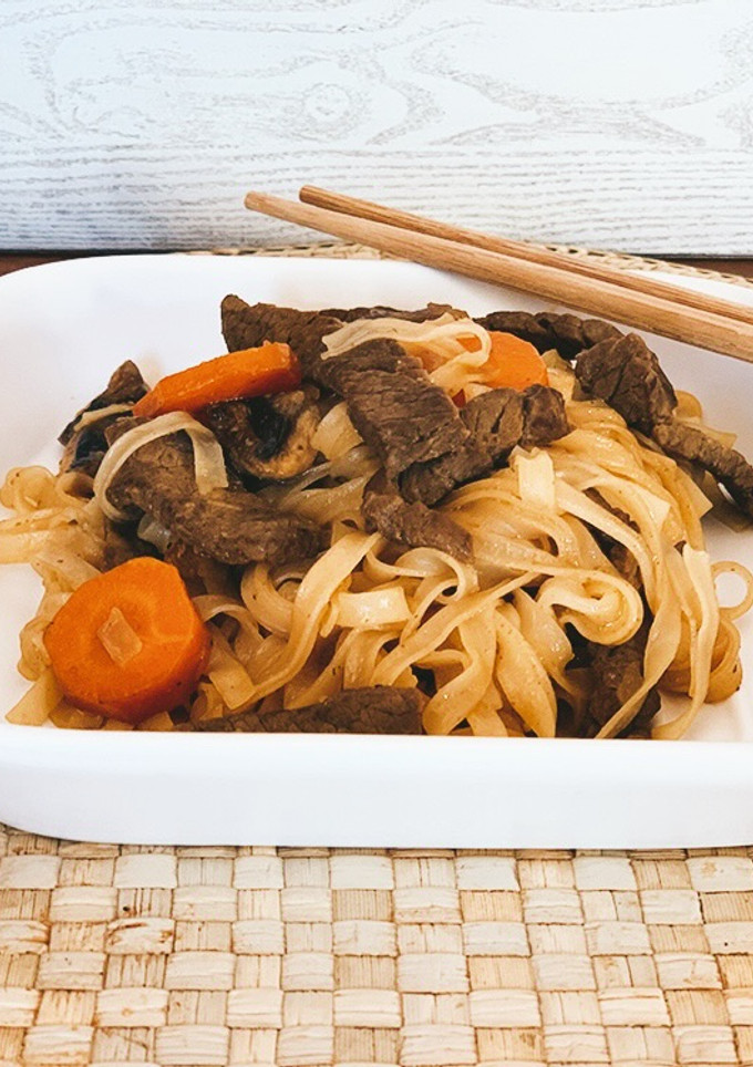 Una foto de Noodles de arroz con ternera y champiñones