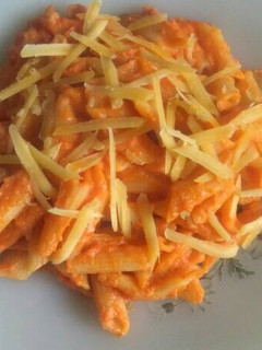 Una foto de Macarrones con tomate frito y huevo