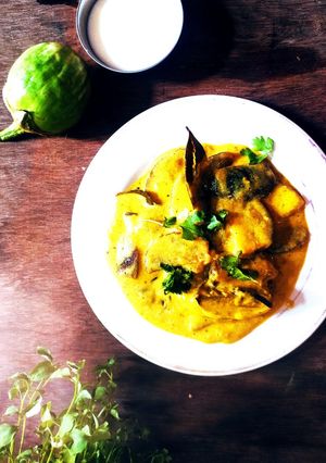 दहीतल्या वांग्याची सात्विक भाजी (dahi wangi bhaji recipe in marathi) रेसिपी चे मुख्य फोटो