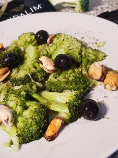 Una foto de Brócoli al vapor con Mejillones y Aceitunas Negras