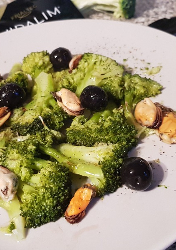 Una foto de Brócoli al vapor con Mejillones y Aceitunas Negras