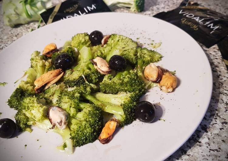 Brócoli al vapor con Mejillones y Aceitunas Negras