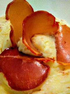 Una foto de Puré de papas con leche de lomo de cerdo embuchado!