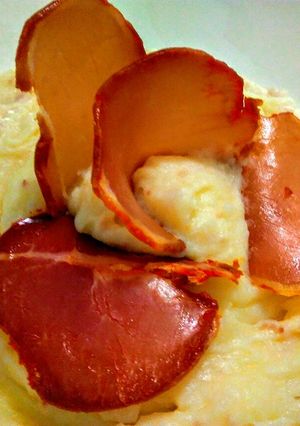 Una foto de Puré de papas con leche de lomo de cerdo embuchado!