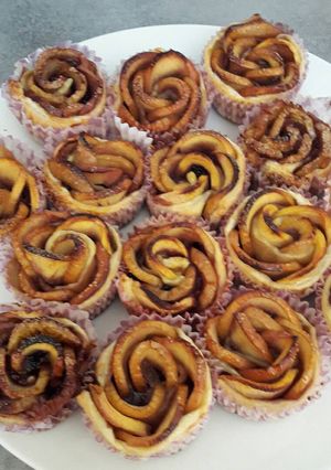 Une photo de Roses de pommes et gelée de mûre