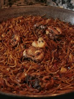 Una foto de Fideuá fácil de pollo y pimientos