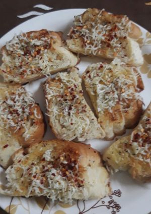 A picture of Cheese Garlic Bread.