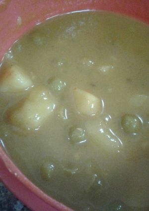 A picture of Aloo matar.