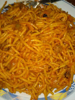 Una foto de Espaguettis con jamón y chorizo