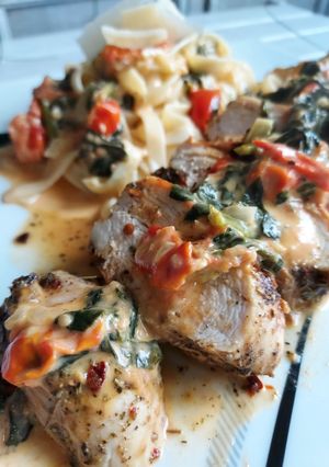 Une photo de Poulet grillé et ses pâtes à la sauce épinards & tomates