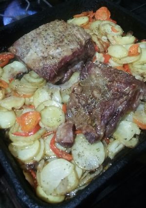 Una foto de Carne con verduras al horno