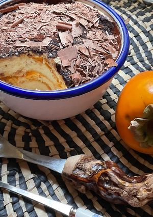 Une photo de 🍊Kaki 🍅tiramisu 🍋🍋🟩au jus d'agrumes 🍹🥄