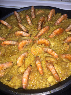 Una foto de Arroz con langostinos y pescado