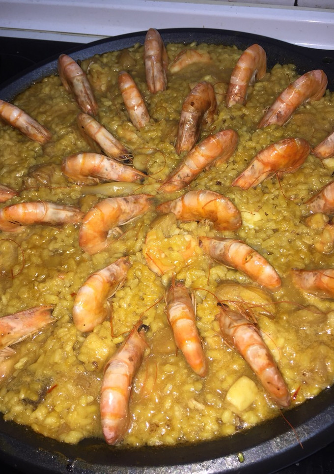 Una foto de Arroz con langostinos y pescado