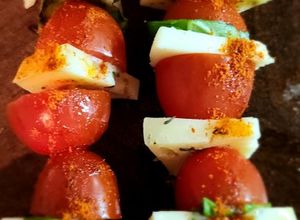 Una foto de Brochette de tomates cherry con queso y albahaca