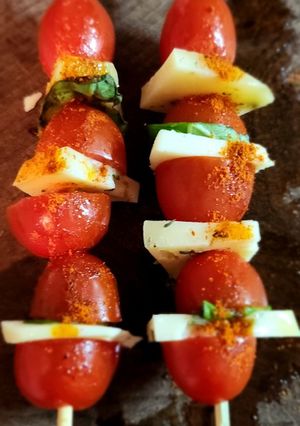 Una foto de Brochette de tomates cherry con queso y albahaca