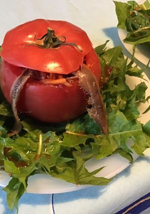 Une photo de Tomates roses « pieuvres » aux carottes et anchois sur pissenlit du jardin