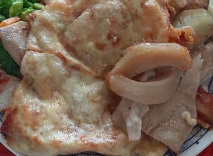 Una foto de Reineta napolitana con fondos de alcachofa y papitas al horno