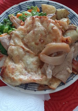 Una foto de Reineta napolitana con fondos de alcachofa y papitas al horno