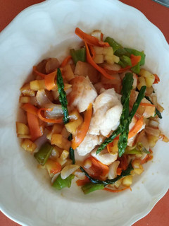 Una foto de Dados de pollo con verduras y salsa teriyaki