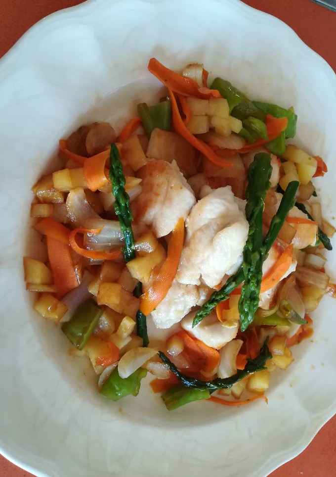 Una foto de Dados de pollo con verduras y salsa teriyaki