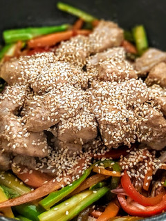 Una foto de CERDO🐽TERIYAKI Con Verduras Salteadas...!🧡