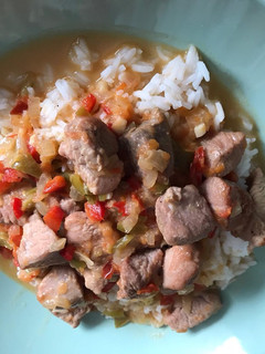 Una foto de Pavo con verduras y arroz