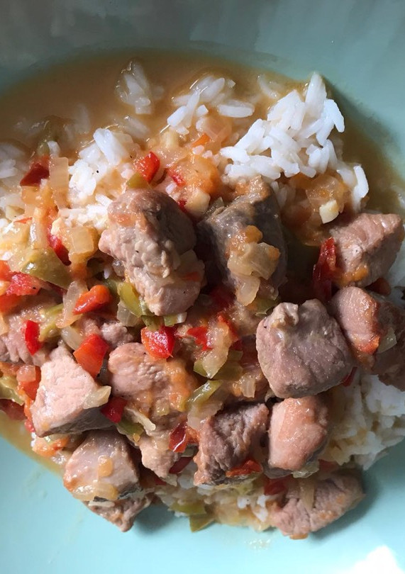 Una foto de Pavo con verduras y arroz