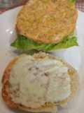 Hamburguesas de Salmón y Salsa de Pepino Caseras