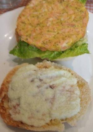 Una foto de Hamburguesas de Salmón y Salsa de Pepino Caseras