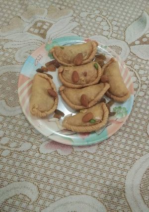 A picture of Mawa Gujiyas.